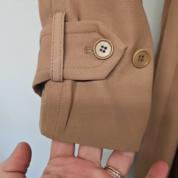 Elie Tahari Lightweight trench coat. - Picture 4 of 7